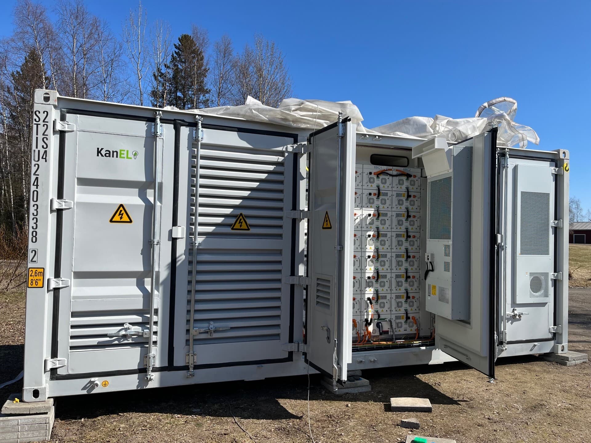 Battericontainer med KanEL:s logotyp i Luleå
